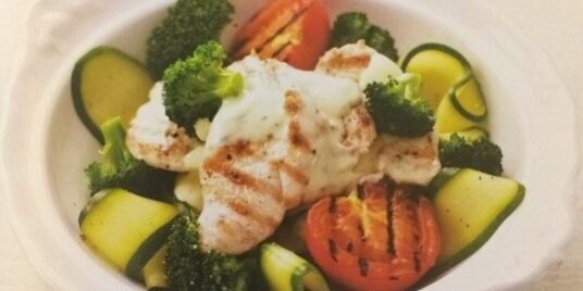 Kip met courgettem, broccoli en tomaat