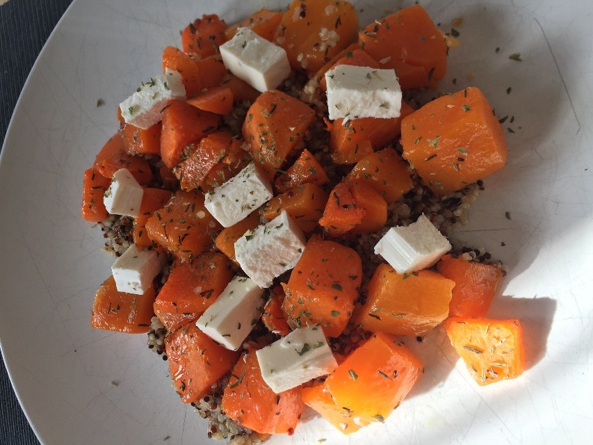 Herfst salade met quinoa, pompoen en feta