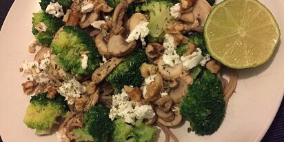 VOLKORENSPAGHETTI MET GEITENKAAS EN BROCCOLI