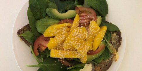 Frisse maaltijdsalade met mango