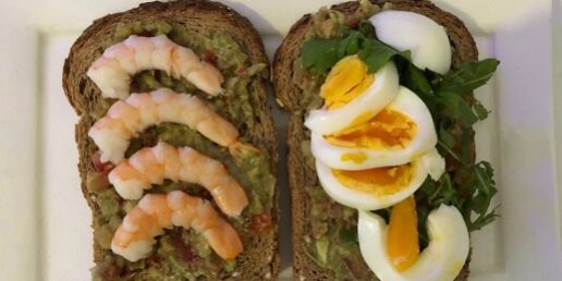 Geroosterd brood met guacamole en garnalen