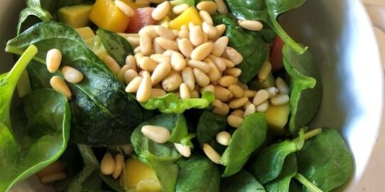 Salade van babyspinazie met avocado