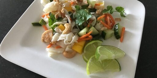 Thaise maaltijdsalade met noedels, kip en cashewnoten